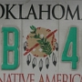 Innerhalb der Vereinigte Staaten nimmt Oklahoma eine Sonderstellung ein. Das Gebiet fiel im Rahmen des Louisiana Purchase 1803 an die USA. Diese erkannten allerdings keinen Wert in diesem Gebiet und wiesen es zwischen 1817 und 1830 den Indianerstämmen der Muskogee, der Seminolen, der Cherokee, der Choctaw und der Chickasaw zu (den „Fünf zivilisierten Nationen“), die aus den östlichen Staaten vertrieben wurden. Etwa 50.000 Menschen wurden nach Oklahoma getrieben, wo sie auf bereits ansässige andere Indianerstämme trafen. Diese Umsiedlung ging als „Trail of Tears“ in die Geschichte ein. 1834 wurde das Gebiet zum Indianer-Territorium deklariert. Noch heute haben viele Indianerstämme ihren politischen Hauptsitz in Oklahoma.<br />Am 16. November 1907 trat Oklahoma als 46. Bundesstaat der Union der Vereinigten Staaten bei.