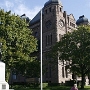 Die Universität hat das Land auf 999 Jahre für 1 $ pro Jahr an die Provinz vermietet.