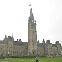 Ottawa wurde 1857 von Queen Victoria als Sitz der canadischen Regierung ausgeguckt.<br /><br />Ottawa liegt im östlichen Teil der Provinz Ontario am Fluss Ottawa, unmittelbar an der Grenze zur Provinz Québec. Obwohl Ottawa selbst nur 808.000 Einwohner hat, ist der Großraum Ottawa-Gatineau mit 1.142.700 Einwohnern der viertgrößte Ballungsraum in Kanada.<br /><br />1859 begann der Bau der Regierungsgebäude, die 1866 ofiiziell eröffnet wurden. 