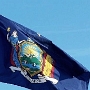 Die Flagge des US-Bundesstaats Pennsylvania wurde am 13. Juni 1907 eingeführt.<br /><br />Das blaue Tuch der Flagge geht auf militärische Flaggen zurück. In der Mitte befindet sich das Staatssiegel aus dem Jahr 1893, das in Teilen dem Siegel Philadelphias von 1701 entstammt.<br /><br /><br /> <br /><br /><br />Siegel Pennsylvanias<br />Das Siegel enthält im obersten Drittel ein Schiff unter vollen Segeln, in der Mitte einen Pflug und im unteren Drittel drei Weizenbündel. Diese Symbole repräsentieren die Bedeutung von Handel, Arbeit, Ausdauer und Landwirtschaft für den Staat.<br /><br />Der Weißkopfseeadler, das Wappentier der USA, symbolisiert die Souveränität des Staates. Schildhalter sind zwei Pferde.<br /><br />Auf einem roten Schriftband steht das Motto des Bundesstaats:<br />„Virtue, Liberty and Independence“ (Tugend, Freiheit und Unabhängigkeit)