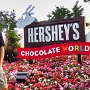 Hershey's Chocolate World ist der Name von acht Besucherzentren, die in Hershey, Pennsylvania, USA, gegründet wurden. Hershey's Chocolate World ist ganzjährig geöffnet und bietet Marktläden und Restaurants, die auf Hershey's Schokoladenprodukte spezialisiert sind. Zu den Attraktionen zählen Hersheys großes Geheimnis der Schokoladenfabrik in 4D, die Hershey Trolley Works, die Erstellung eines eigenen Schokoriegels, Hershey's Unwrapped und eine kostenlose Fahrt mit der Schokoladentour. <br />Ich hab mich nur vor das Schild gestellt und bin dann weiter gefahren...<br />geknipst am 6.8.2019