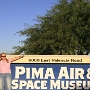 Das Pima Air & Space Museum befindet sich im Südosten von Tucson, Arizona, USA am südlichen Ende der Start- und Landebahn der Davis-Monthan Air Force Base.<br /><br />Auf einer Fläche von rund 320.000 m² werden rund 300, fast ausschließlich militärische Flugzeuge ausgestellt; diese verteilen sich einerseits auf eine Anzahl von Hangars und ähnliche Ausstellungshallen, andererseits auf das weitläufige Außengelände. Nördlich angrenzend befinden sich die Davis-Monthan Air Force Base sowie die 309th Aerospace Maintenance and Regeneration Group (kurz: AMARG) mit ihren mehreren Tausend eingelagerten militärischen Flugzeugen; diese Einrichtungen sind nicht Teil des PASM.