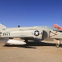 McDonnell Douglas YF-4J Phantom II<br />Die McDonnell Douglas F-4 Phantom II wurde als mit Raketen bewaffneter Flottenverteidigungsjäger für die United States Navy entwickelt. Die F-4B wurde in der ersten Hälfte der 1960er Jahre zum wichtigsten Marine- und Marine-Jagdflugzeug. Ende 1964 wurden drei F-4B umgebaut, um zahlreiche Verbesserungen des Grunddesigns zu testen und als YF-4J bezeichnet. Verbesserte Aerodynamik, um die Startentfernungen zu verkürzen und die Landegeschwindigkeit zu verringern, verbesserte Triebwerke, verbessertes Radar und bessere Bodenangriffsfähigkeiten waren die wichtigsten Änderungen. Über 500 dieser Version des Phantom wurden zwischen 1966 und 1972 gebaut.