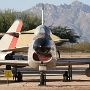 North American F-86L Sabre<br />Die F-86D ist die mit Radar ausgestattete Allwetter-Abfangjägerversion des Sabre. Das Flugzeug ist wirklich ein völlig neues Design basierend auf der F-86 und wurde ursprünglich als F-95A bezeichnet. Neben der neu gestalteten Nase zur Aufnahme des Radars wurde die „Sabre Dog“ mit einem Nachbrennermotor ausgestattet und eliminierte die Geschützbewaffnung zugunsten einer einziehbaren Schale mit 24 2,75-Zoll-Luft-Luft-Raketen. Diese Version des Sabre wurde in den 1950er Jahren dem Air Defense Command als Abfangjäger und später mehreren Einheiten der Air National Guard zugeteilt. Ab 1956 wurden insgesamt 981 F-86D auf F-86L umgebaut. Dies beinhaltete den Einbau eines neu gestalteten Flügels und neuer elektronischer Ausrüstung.