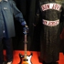 Eine "Gospel" Gitarre plus sinnloses Zeug von Bon Jovi