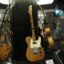 Links eine Gibson von John Lee Hooker, rechts eine Telecaster von Albert Collins