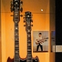 Eine 1963er Gibson EBS 1259, die Elvis mal für ein Foto in der Hand hatte. Berühnt geworden ist so'n Ding natürlich durch Jimmy Page. 