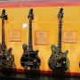 5 Gitarren, die etwas mit der "Vans Warped Tour" zu tun haben und alle wie Van Halen's "Wolfgang" Gitarre aussehen. 