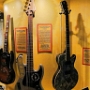 Links ein 2004er Fender Jazz Bass von Ian Grushka, rechts eine Art Paula, genaues kann ich auf dem Schild nicht ablesen. 