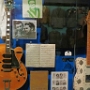Links eine Gibson von Carl Perkins, rechts eine Telecaster von Roy Orbison