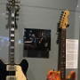 Eine Gibson Mandar von Daryl Hall und eine Fernandes Custom von John Oates. 