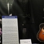 Links eine Takamine EAN-70, rechts Gibson J-45, beide von Bruce Springsteen