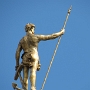 Auf der riesigen Hauptkuppel erhebt sich mit der über 200 kg schweren und 3,3 M hohen Bronzestatue "Independent Man" das staatliche Symbol von Freiheit und Abenteuer. Nein, Toleranz natürlich. Es erinnert an die Gründung von Rhode Island.