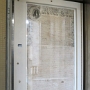 Zu den bedeutendsten historischen Dokumenten, die im Capitol ausgestellt sind, zählt eine 1663 vom englischen König Charles II. ausgestellte Charta, in der den Rhode-Island-Siedlern das Recht auf freie Religionsausübung verbrieft ist.