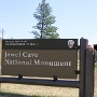 Das Jewel Cave National Monument mit der Jewel Cave (dt.: Juwelenhöhle) ist die zur Zeit zweitgrößte Höhle der Welt mit über 150 Meilen (241 km) kartografierten Gängen. Sie liegt in den Black Hills ca. 13 Meilen westlich von Custer im Custer County in South Dakota.<br />2.8.2006