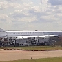 British Airways - Concorde - G-BOAB<br />Ursprünglich war geplant, dieses Flugzeug im Terminal 5 von BA in London Heathrow auszustellen, doch "Bürokratie und schlechte Architekturplanung" haben diese Idee zunichte gemacht. Sie verrottet jetzt irgendwio in einer Ecke.....<br />LHR - Handyfoto Flugzeugfenster - 20.8.2019