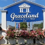 Graceland - Elvis Presley's Villa in Memphis, Tennessee.<br />Besucht am 12.5.2000 - davor gestanden am 19.9.2018