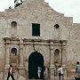 Am 2. März 1836 riefen die Texaner, im Vertrauen auf den Beistand der herrschenden Partei in den Vereinigten Staaten, die sich für eine Vermehrung der Sklavenstaaten einsetzte, die unabhängige Republik Texas aus und ernannten den General Sam Houston, zum militärischen Oberbefehlshaber. Das mexikanische Heer unter Santa Anna besetzte im Zuge der Feindseligkeiten San Felipe de Austín, die Hauptstadt von Texas.<br /><br /><br />Sam HoustonAm 6. März 1836 wurde die Missionsstadt Alamo von den Mexikanern nach dreizehntägiger Belagerung eingenommen. Dabei kamen alle Verteidiger (weniger als 190) ums Leben. Unter den Gefallenen waren auch Davy Crockett, James Bowie und William Travis.<br /><br />Die mexikanischen Truppen (etwa 1.600 Soldaten) wurden am 21. April 1836 in der Schlacht von San Jacinto von den Texanern unter Sam Houston überraschend geschlagen. Der mexikanische Präsident General Santa Anna wurde gefangengenommen. In den folgenden Jahren versuchte die mexikanische Regierung die Unabhängigkeit der Texaner durch weitere militärische Expeditionen rückgängig zu machen; scheiterte aber.<br /><br />Besucht am 18.5.2000
