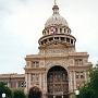 State Capitol Austin - 1888 fertiggestellt. Es ist das größte aller State Capitols, nur das nationale Capitol in Washington DC ist grösser. Von hier aus trat George W. seinen Siegeszug an, leider.....<br />Man beachte den großen Torbogen am Eingang.<br /><br />Besucht am 19.5.2000<br />Mein 23. Capitol