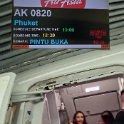 VolkerFly - 26.03.2023 - Air Asia - Airbus A320-214 (WL)  - 9M-AJJ - Kuala Lumpur - Phuket - AK820 - 3F - 1:08 Std.
mit einem Fotobomber