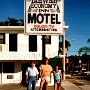 Yahweh Economy Inn Motel - Miami<br />12.1.1989<br />44,39 $ = 83,33 DM<br />eine Nacht auf dem Weg von der dominikanischen Republik nach Amsterdam<br />Solche kurzen Hosen durfte man damals auch als Hetero tragen.....