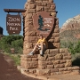 Der Zion-Nationalpark befindet sich im Südwesten Utahs. Er hat eine Fläche von 593 km² und liegt zwischen 1128 m (Coalpits Wash) und 2660 m Höhe (Horse Ranch Mountain). 1909 wurde das Gebiet des Canyons zum Mukuntuweap National Monument ernannt, seit 1919 besitzt er den Status eines Nationalparks. Der Park wurde 1937 um den Kolob Canyon erweitert.<br />Besucht am<br />25.7.1992 - von West nach Ost<br />12.5.1995 - von Ost nach West<br />13.5.2001 - von West nach Ost<br />04.4.2003 - von West nach Ost<br />28.4.2004 - von Ost nach West - im Bild<br />26.9.2009 - Kolob Canyons<br />29.9.2015 - von West nach Ost