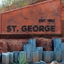 Als am 19. Mai 1953 auf dem Nevada Test Site der Kernwaffentest Harry explodierte, kam es im 160 km entfernten St. George zu radioaktivem Niederschlag. Die Bewohner berichteten über einen „seltsamen metallischen Geschmack in der Luft“. Ein Bericht der United States Atomic Energy Commission von 1962 fand heraus, dass die Schilddrüsen der Kinder aus St. George Strahlungsdosen von 1,2 bis 4,4 Gray ausgesetzt waren.<br /><br />1954 wurden in St. George die Außenaufnahmen des Films "Der Eroberer" mit John Wayne in der Hauptrolle gedreht. 30 Jahre später waren 90 Mitglieder des 220-köpfigen Filmteams an Krebs erkrankt, 1981 waren bereits 46 der Beteiligten gestorben.<br /><br />In den 1980er Jahren erlebte St. George einen Aufschwung als Ruhestandsdomizil für die Menschen aus den Metropolen Utahs, dann als Ausgangspunkt für Touristen auf dem Weg zum color country und zuletzt als Verkehrsknotenpunkt.<br /><br />Übernachtet am 25.7.1992 - 12.5.2001 - 4.4.2003 - 26.9.2009 - 28.9.2015 (im Bild)