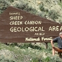 Nochmal nördlich von Vernal. Die Sheep Creek Canyon Geological Area ist eine farbenfrohe Landschaft.<br /><br />Besucht am 26.5.2014
