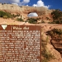 Der Wilson Arch ist ein natürlich entstandener Sandsteinbogen, der an der US Route 191 gelegen ist und etwa 35 km außerhalb von Moab zu finden ist. Seine Spannweite beträgt rund 28 m, seine Höhe etwa 14 m. Gut sichtbar neben der Straße erhebt er sich auf einem Felsvorsprung in die Landschaft.<br />Besucht am 22.7.1992 - 30.8.2002 - 17.3.2006 - 19.9.2009 - 29.5.2014