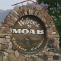 Moab liegt südlich des Colorado Rivers in einer Höhe von 1.227 m über dem Meeresspiegel an dem Colorado Plateau, und bedeckt eine Fläche von 9,4 km². <br />21.5.2007