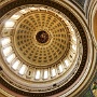 Der Dom ist der volumenmässig grösste in den USA. Das Capitol hat eine Doppelkuppel. Eine von innen und aussen eine weitere aufgesetzt. Ist aber eigentlich in allen Capitols so - die Kuppel, die man von aussen sieht ist nicht die, die von innen sichtbar ist.