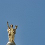 Die Statue heisst Wisconsin, skulpturiert von Daniel Chester French. Sie soll das Staatsmotto "Forward" - vorwärts, symbolisieren.<br />In der linken Hand ist ein Adler auf einer Weltkugel, auf dem Helm sitzt das Staatstier, ein Dachs.