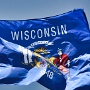 Neben dem Namen Wisconsin ist das Staatssiegel mit dem Staatsmotto "Forward" und das Staatstier, der Dachs, nicht zu erkennen.