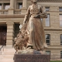 State Capitol Cheyenne<br />Mit einer Statue von Esther Hobart Morris, der ersten amerikanischen Friedensrichterin und eine der Erfinderinnen der Gleichberechtigung