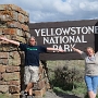 Der in den US-Bundesstaaten Wyoming (96 %), Montana (3 %) und Idaho (1 %) gelegene Yellowstone-Nationalpark wurde am 1. März 1872 gegründet und ist damit der älteste Nationalpark der Welt. Mit seinen 8.983 km² Fläche gehört er zu den größten Nationalparks der USA. Seinen Namen trägt der Park wegen der gelben Felsen im Grand Canyon des Yellowstone. Er ist Teil der Rocky Mountains und hat eine durchschnittliche Höhe von etwa 2.440 Meter über NN. Der höchste Punkt des Parks, Eagle Peak, erreicht sogar eine Höhe von 3.462m. 1978 hat ihn die UNESCO zum Welterbe erklärt.<br /><br />Besucht am 25.-27.7.1994 und vom 29.5.-2.6.2012