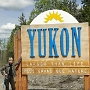 Das Schild ist an der Grenze zwischen British Columbia und Yukon kurz vor Watson Lake zu bewundern, auf dem Stewart-Cassier Highway fahrend.