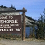 Zur Zeit des Goldrausches von 1898 war Whitehorse ein wichtiger Warenumschlagplatz für die Versorgung der Goldsucher. Seit 1900 verband eine Eisenbahnstrecke der White Pass & Yukon Railroad die Hafenstadt Skagway (Alaska) mit der Stadt Whitehorse. Die Stadt entwickelte sich weiter als wichtiger Verkehrsknotenpunkt für die Flussdampfer, die über den Yukon die Versorgung der nördlichen Gebiete des Territoriums übernahmen. Die Stadt erlebte einen zweiten Boom durch den Bau des Alaska Highways (1942) und der damit verbundenen Ankunft tausender US-amerikanischer Soldaten. 1953 wurde der Sitz der Territoriums-Hauptstadt von Dawson City nach Whitehorse verlegt.<br /><br />Besucht am 22.5.1998