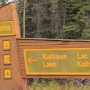 Der Kluane-Nationalpark ist ein in im Südwesten des Yukon-Territoriums gelegener, 1976 gegründeter kanadischer Nationalpark mit einer Fläche von 22.016 km². Zu ihm gehört der höchste Berg des Landes: Der Mount Logan (5959 m). 82 Prozent seiner Fläche sind mit Gletschern bedeckt.<br /><br />Große Teile sind 1979 von der UNESCO zum Weltkulturerbe erklärt worden.<br /><br /><br />Besucht am 24.5.1998<br /><br />Zum Park gehört u.a. der Kathleen Lake.